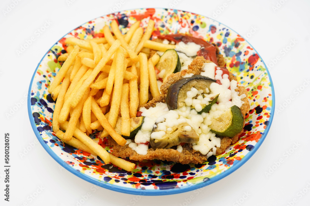 Milanesa rebosada con jamon y queso estilo sudamericano con patatas fritas Milanesa rebosada con jamon y queso estilo sudamericano con patatas fritas