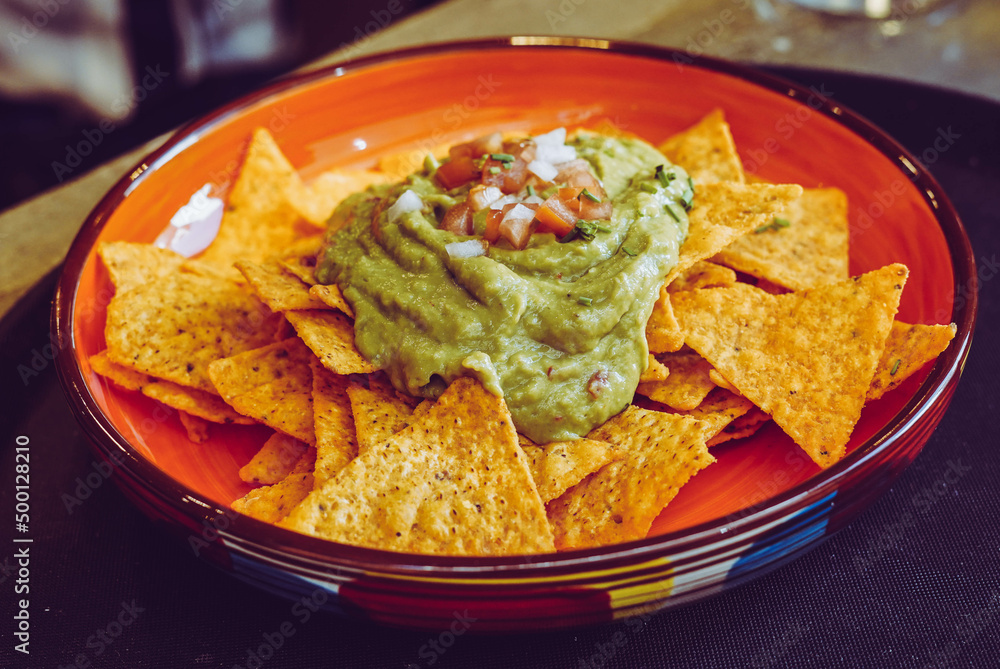 Nachos con queso, carne, guacamole y tomate
Nachos con queso, carne, guacamole y tomate