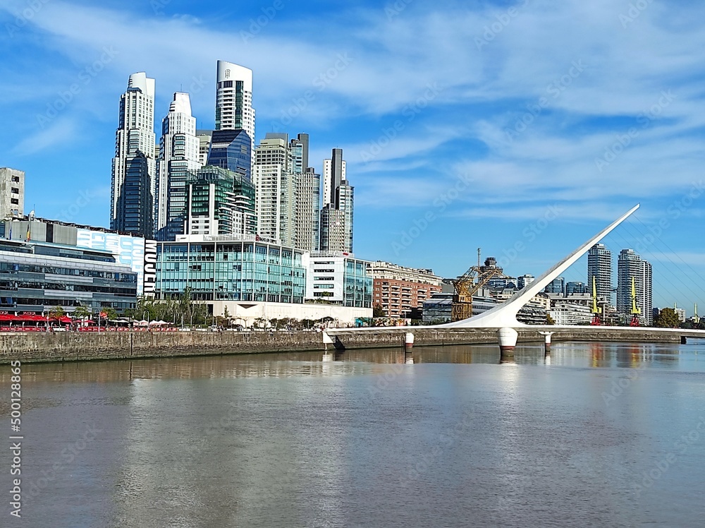 Naklejka premium Puerto Madero, Buenos-Aires, El puente de la Mujer et le quartier des affaires, Argentine