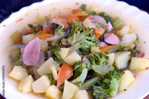 Minestrone in brodo con verdure, legumi e patate photo