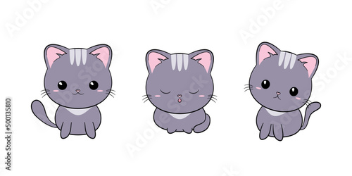 Zestaw trzech łaciatych kotków z dużymi głowami. Koty w różnych pozach - stojący, siedzący i leżący kot.