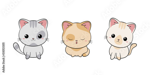 Zestaw trzech małych kotków z dużymi głowami. Koty o różnym umaszczeniu w różnych pozach - stojący, siedzący i leżący kot.