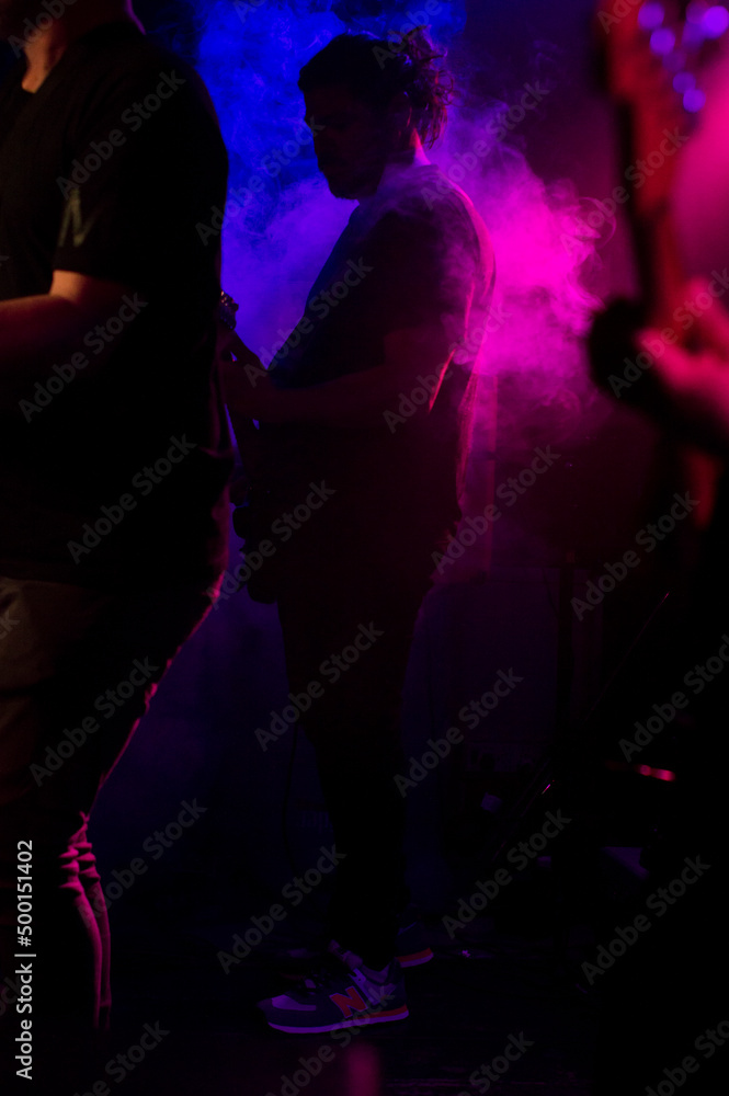 Hombre Tocando Guitarra Hombre Tocando Guitarra