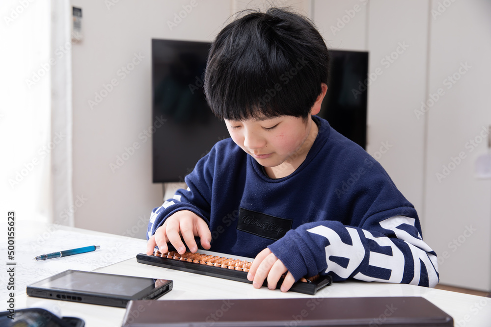 そろばん学習する男の子 homework そろばん学習する男の子 homework