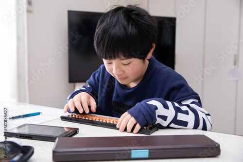 そろばん学習する男の子　homework photo