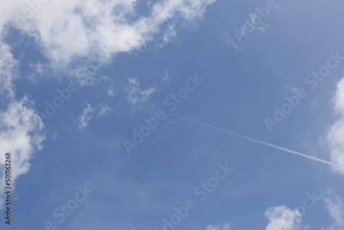 飛行機雲が描かれつつある青空