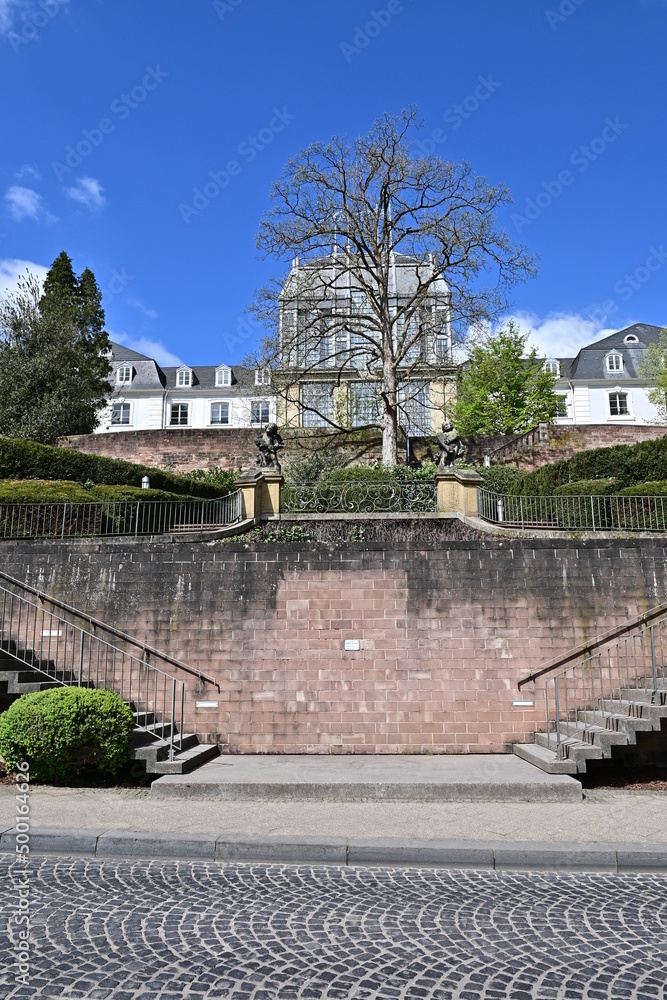 Schlossgarten und Saarbrücker Schloss mit Treppenanlage im blauem Himmel, Saarbrücken, Saarland, Deutschland