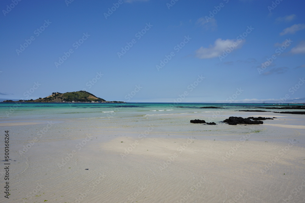 Obraz premium clear shoaling beach and island