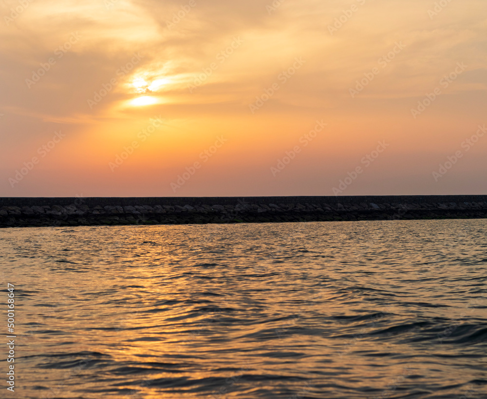 Obraz premium Shot of a dramatic sunset by the beach. Nature