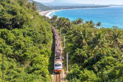 Obraz na płótnie Train approaching the Taimali in Taitung, Taiwan w salonie