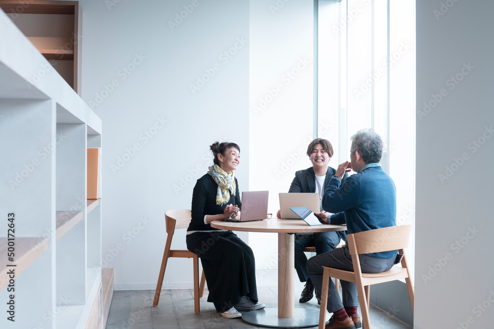 © imagenavi - Men and Woman Having a Meeting