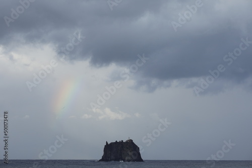 arcobaleno su Strombolicchio, Sicilia, Italia photo