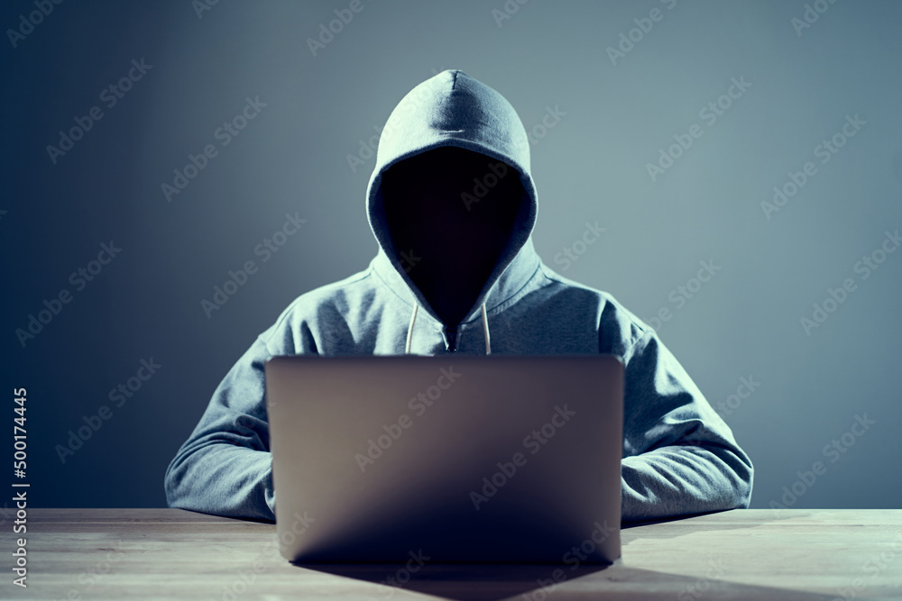 ノートパソコンでコードを書く男性ハッカー ノートパソコンでコードを書く男性ハッカー