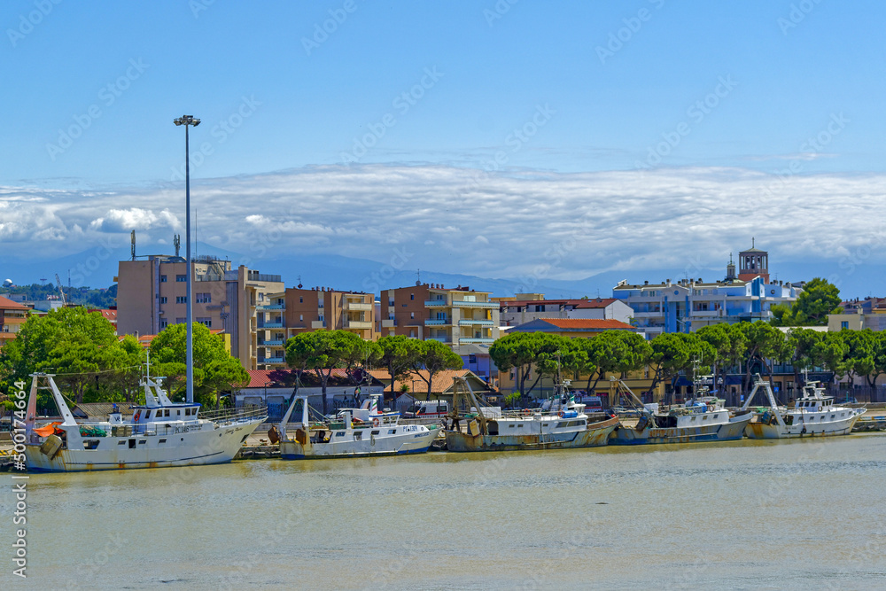 Chalutiers à quai dans le port de Pescara