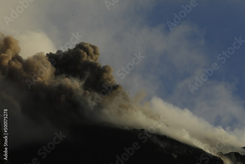 Fumo e cenere dai crateri di Stromboli, Sicilia, Italia. photo