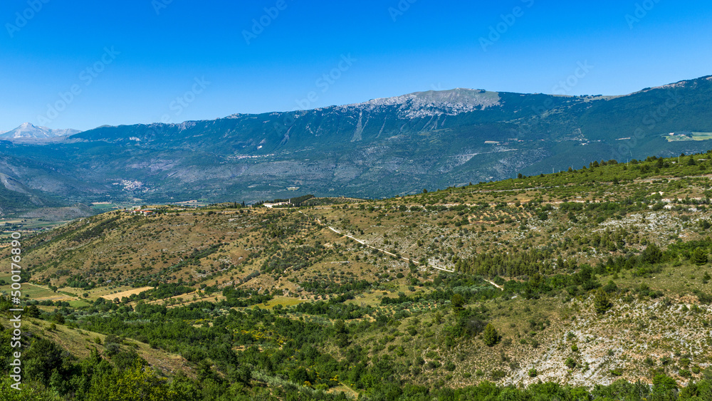 Paysage estival dans la région montagneuse des Abruzzes en Italie