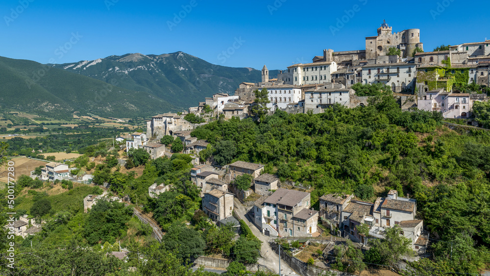 Village perché en été dans la région montagneuse des Abruzzes en Italie