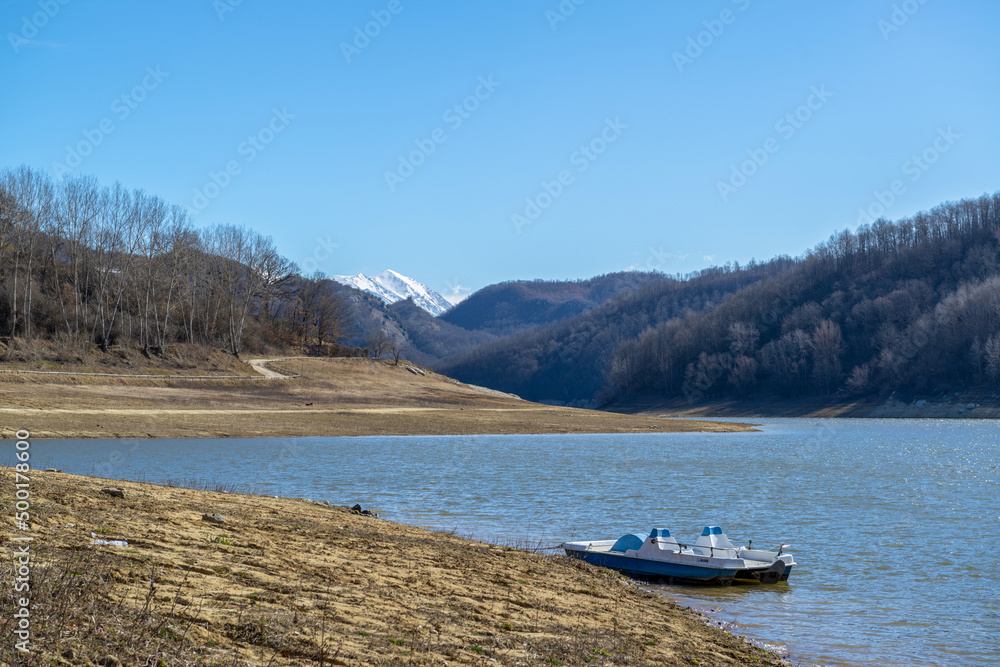 Paysage d'hiver ensoleillé au bord d'un lac en Italie