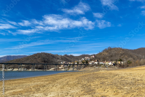 Paysage d'hiver ensoleillé au bord d'un lac en Italie