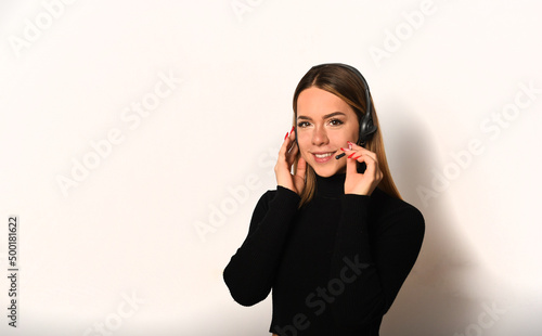 ragazza sorridente in call center photo