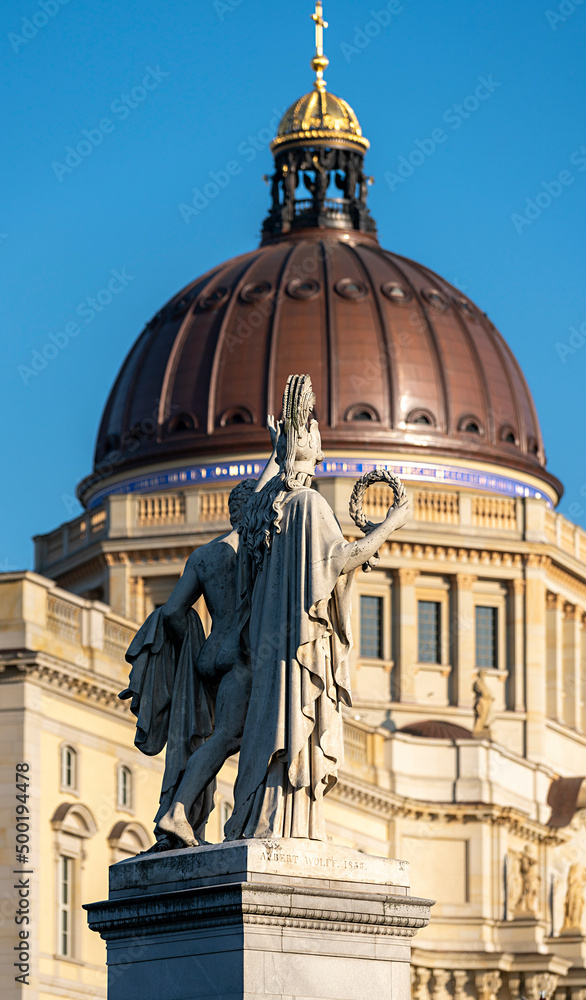 Fototapeta premium Statue, Figuren der Bildhauer Shadow und Rauch auf der Schlossbrücke
