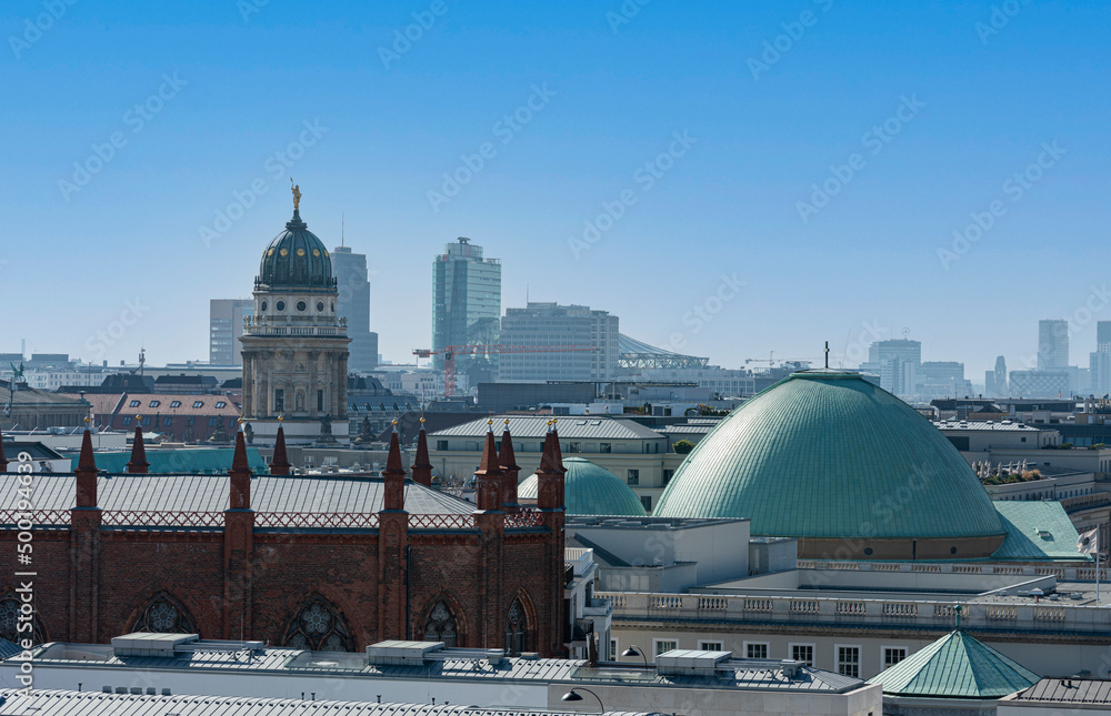 Obraz premium Blick von der Dachterrasse des Stadtschloss auf die Friedrichwerdersche Kirche,dem Dach der Sankt Hedwigs Kathedrale und dem französischen Dom am Gendarmenmarkt