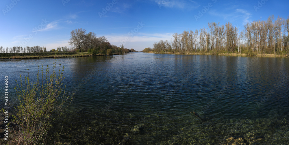 Panoramablick auf das Ufer und den Zusammenfluss von Lech und Lechkanal mit Blick Richtung Wasserkraftwerk Ellgau bei Ostendorf, Meitingen in Schwaben, Bayern, Deutschland. Panoramablick auf das Ufer und den Zusammenfluss von Lech und Lechkanal mit Blick Richtung Wasserkraftwerk Ellgau bei Ostendorf, Meitingen in Schwaben, Bayern, Deutschland.