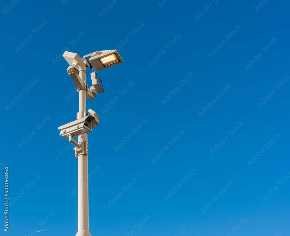 Lichtmast mit Überwachungskamera