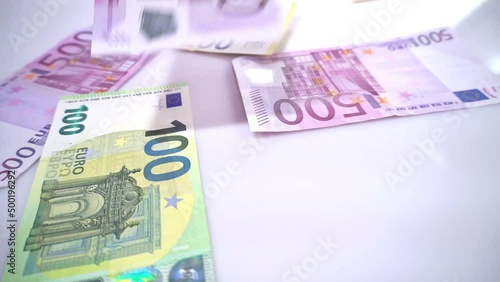 Bargeld zählen - Euro Geldscheine , Banknoten fliegen ins Bild photo