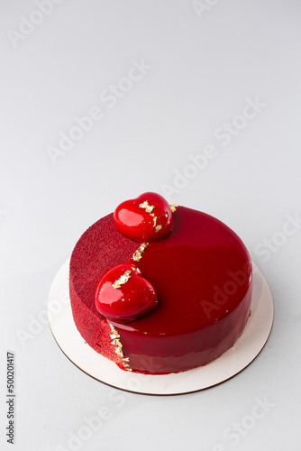 Obraz na płótnie Red mirror half glazed and velor entremets with mini hearts and gold. w salonie