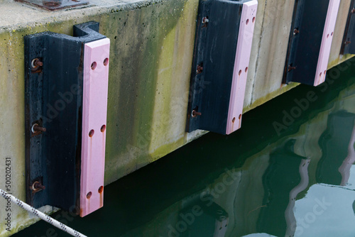 Marine fenders provide a damping function to prevent damage to ships. It also protects the harbor walls.  Polyethylene plate photo