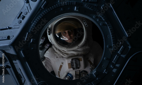 Foto Portrait of Caucasian female astronaut flying towards spaceship cupola window