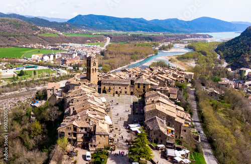 Vista aérea de la ciudad medieval de Aínsa, el río Cinca y los Pirineos españoles. Imágenes tomadas con Drone.