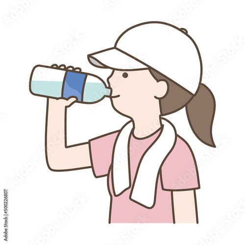 運動中に水分補給をする女性