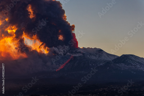 Parossismo del vulcano Etna nel mese di febbraio 2021 photo