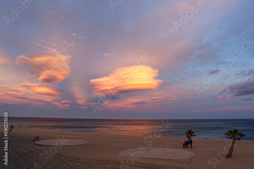 Coucher de la mer avec nuages lenticulaires © bobdu11