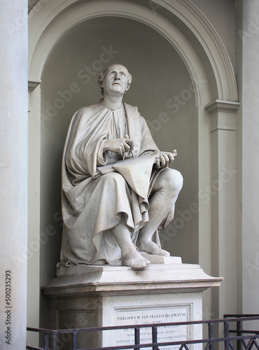 Monument to Filippo Brunelleschi in Florence photo
