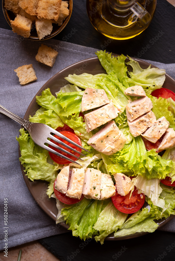 Delicious vegetable salad with lettuce, tomatoes and chicken