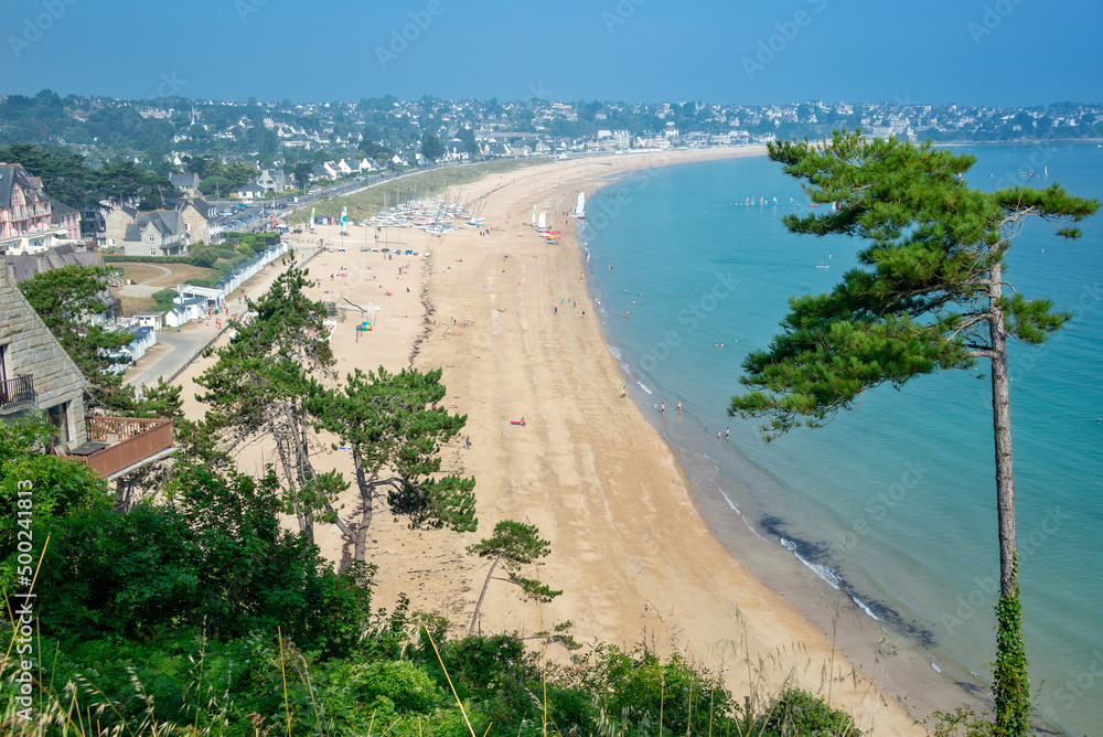 Fototapeta premium View of the beach of Saint-Cast-Le-Guildo in summer in Côtes d'Armor, Britanny, France
