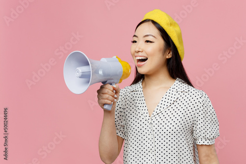 Fotótapéta Young woman of Asian ethnicity 20s in white polka dot t-shirt yellow beret hold