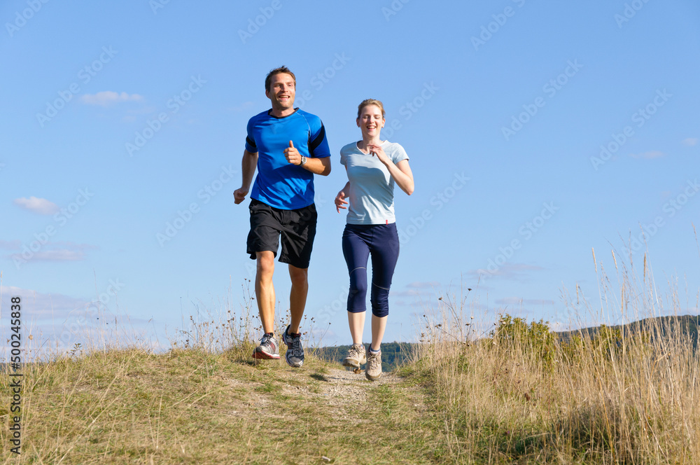 Mann und Frau beim gemeinsamen Lauftraining Mann und Frau beim gemeinsamen Lauftraining