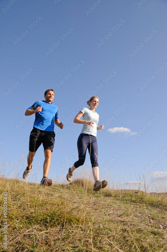 Mann und Frau beim gemeinsamen Lauftraining Mann und Frau beim gemeinsamen Lauftraining