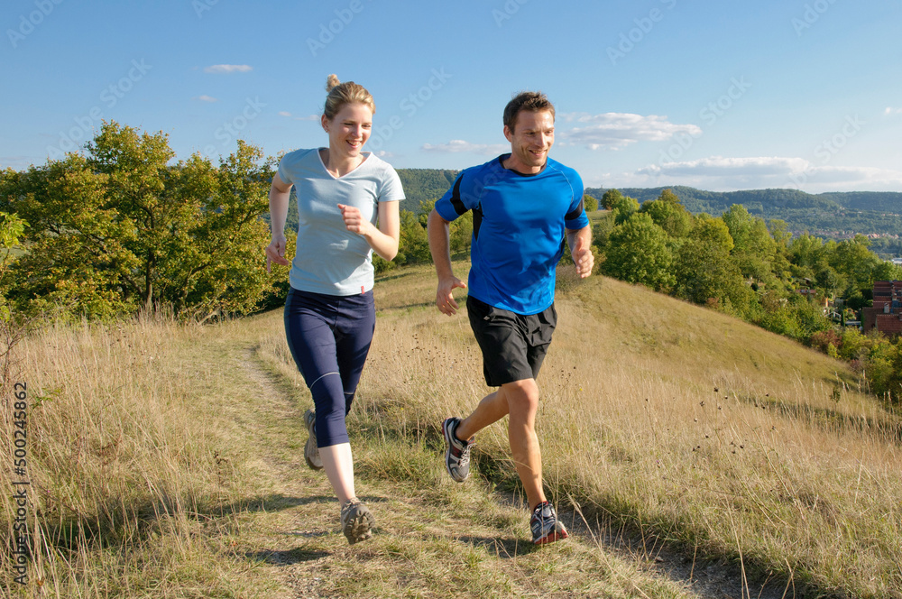 Mann und Frau beim gemeinsamen Lauftraining Mann und Frau beim gemeinsamen Lauftraining