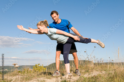 Frau trainiert mit Personal Trainer im Freien