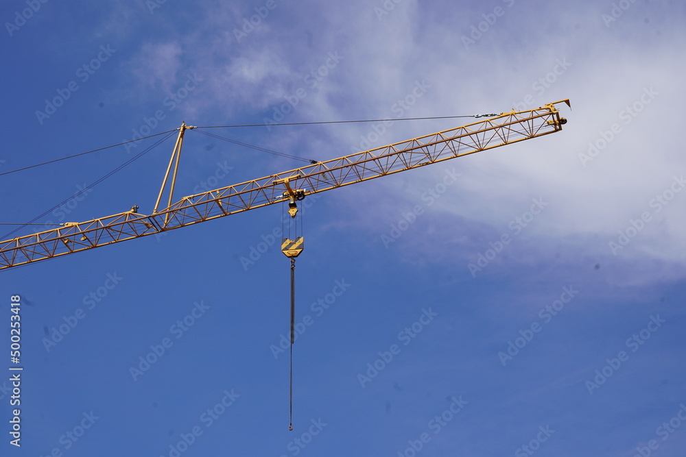 Krahn Ausleger gegen den blauen Frühlings Himmel. Ein Synonym für Aufbau Krahn Ausleger gegen den blauen Frühlings Himmel. Ein Synonym für Aufbau