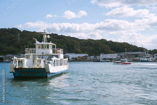 Bild auf Leinwand 尾道市街と向島を結ぶ渡し船　広島県・尾道水道　Ferryboat crossing Onomichi Waterway in Hiroshima, Japan