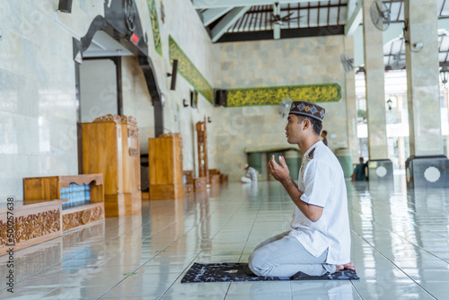 portrait of asian Man muslim doing prayer in the mosque © Odua Images