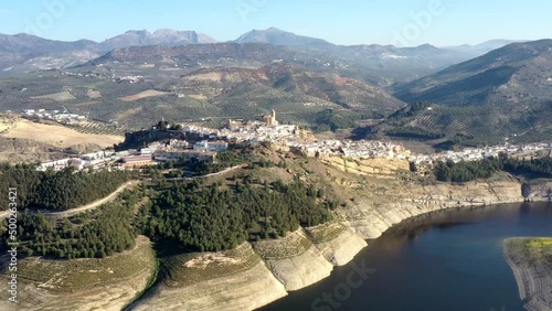 survol de la ville d'Antequera en Andalousie et de son château, province de Malaga