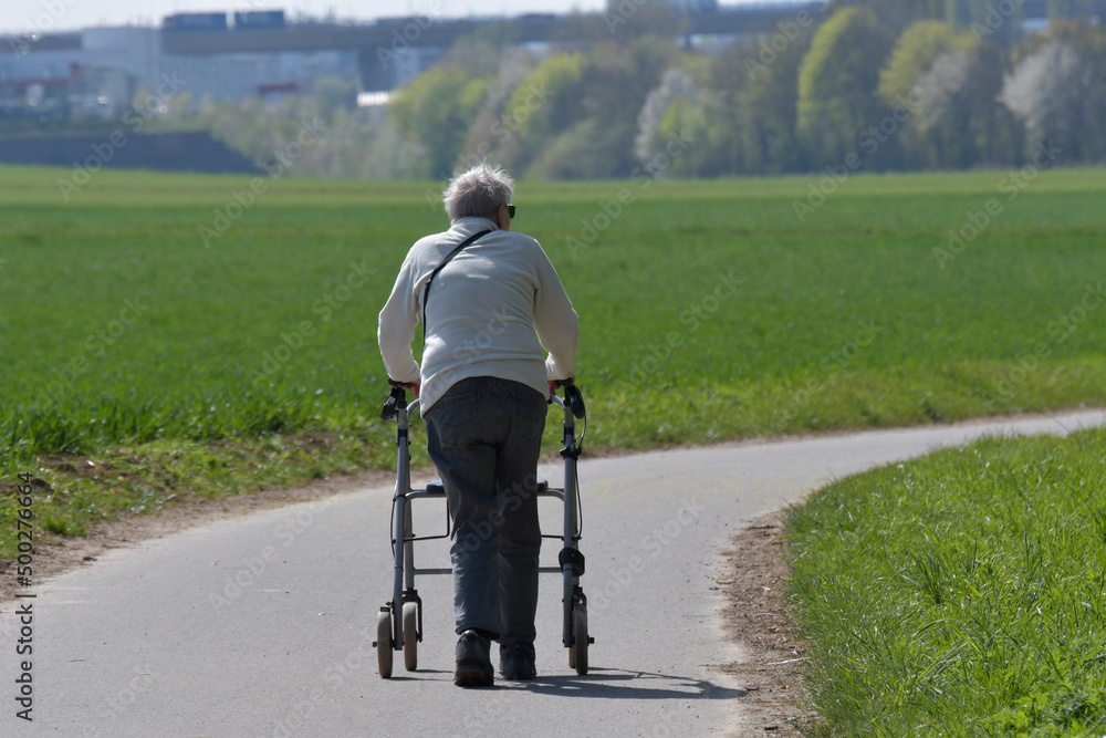 Obraz premium frau mit rollator unterwegs