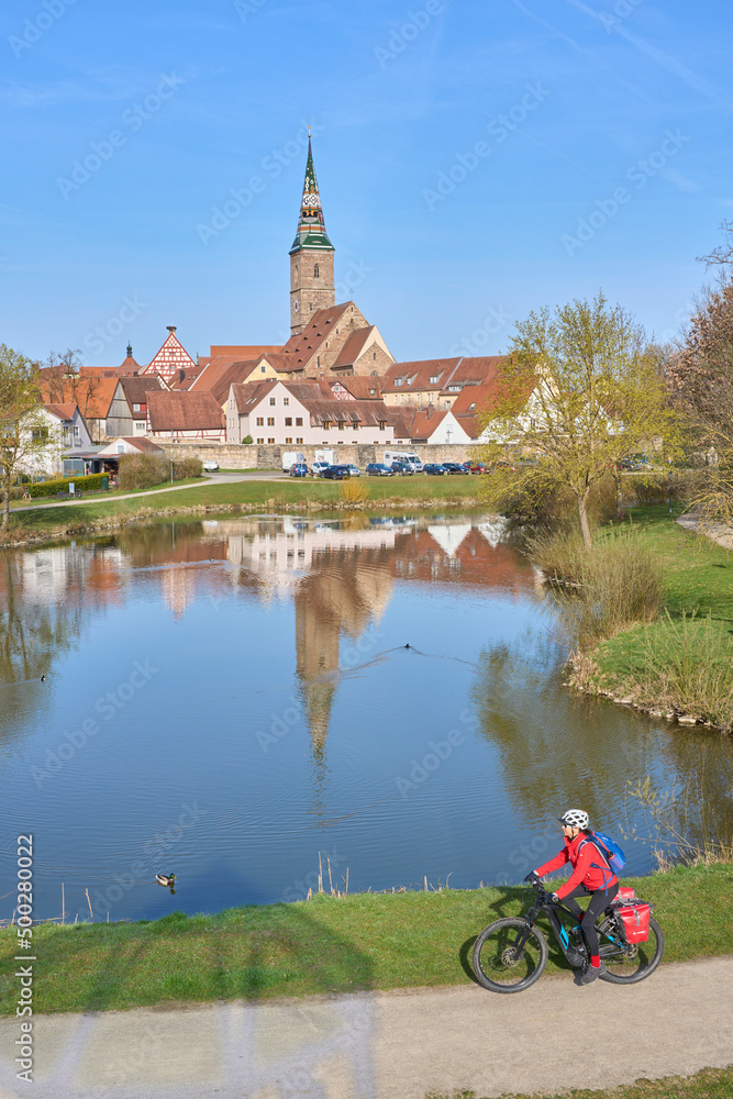 Φωτογραφία nice woman on a e-bike cycling tour on the famous German route of castles, below